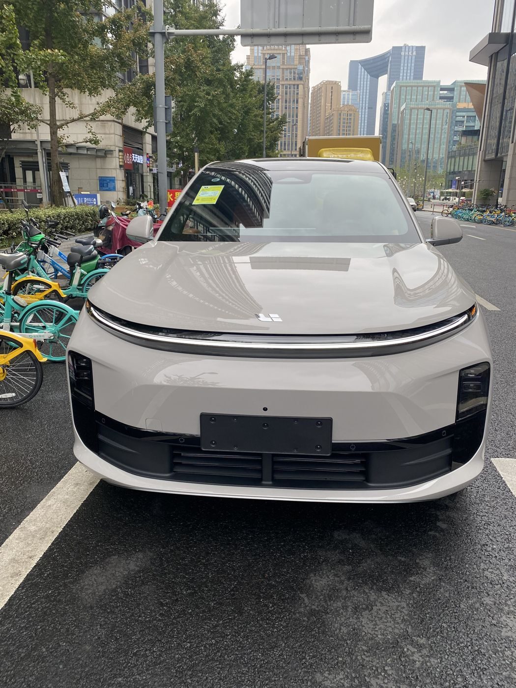 曾氏贵宾会 MEGA 高压纯电 MPV